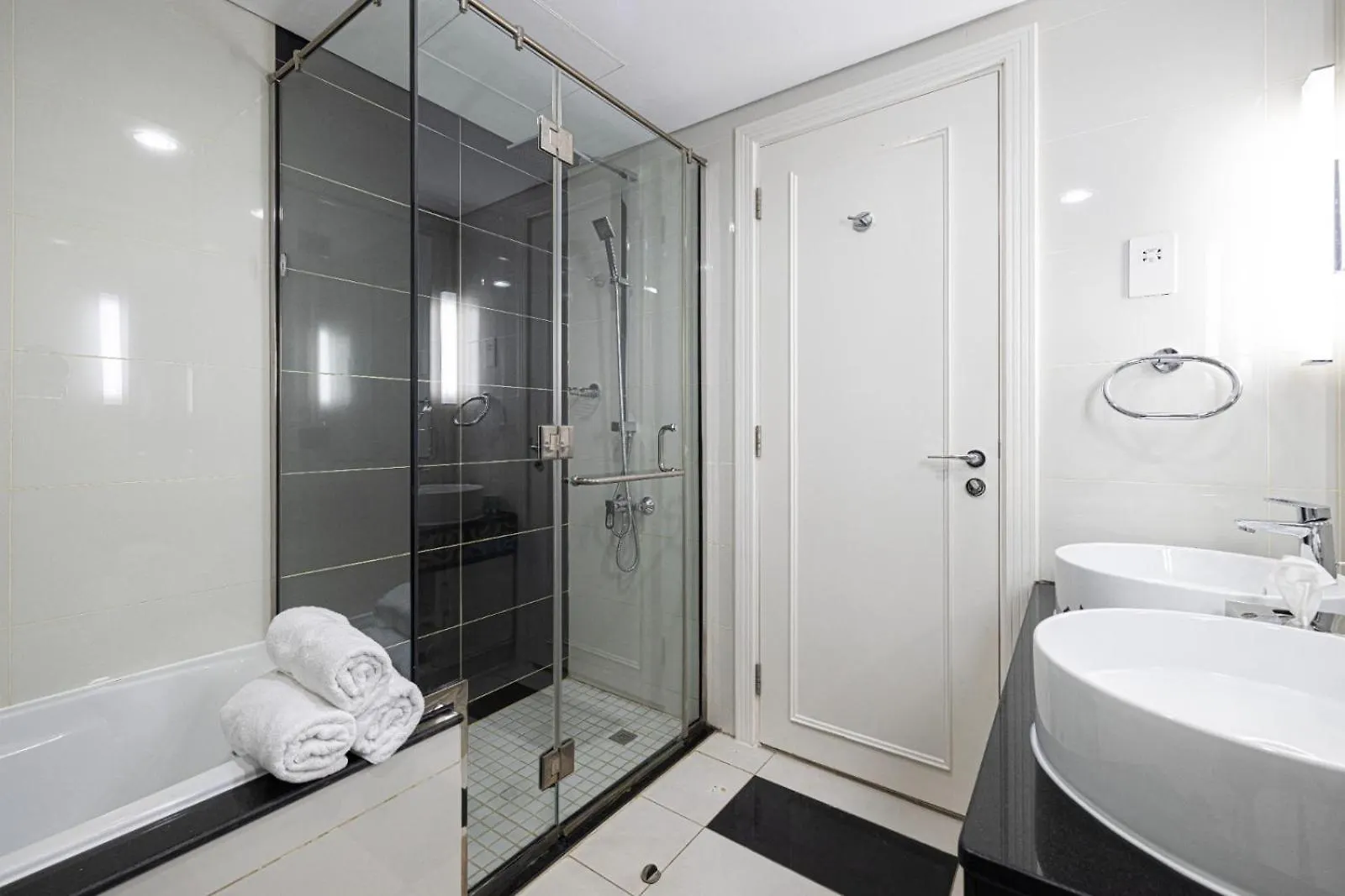 Elegant 3 Bedroom Apartment! 2 Minute Walk To Dubai Mall! Burj Khalifa And Fountain View! 0*,